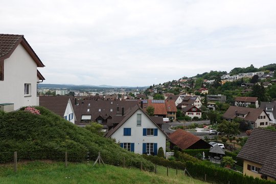 Landschaft Weitwinkel. Kirche in Bildmitte. Brennweite 24 mm, f/5.6, 1/320 Sek., ISO 125.