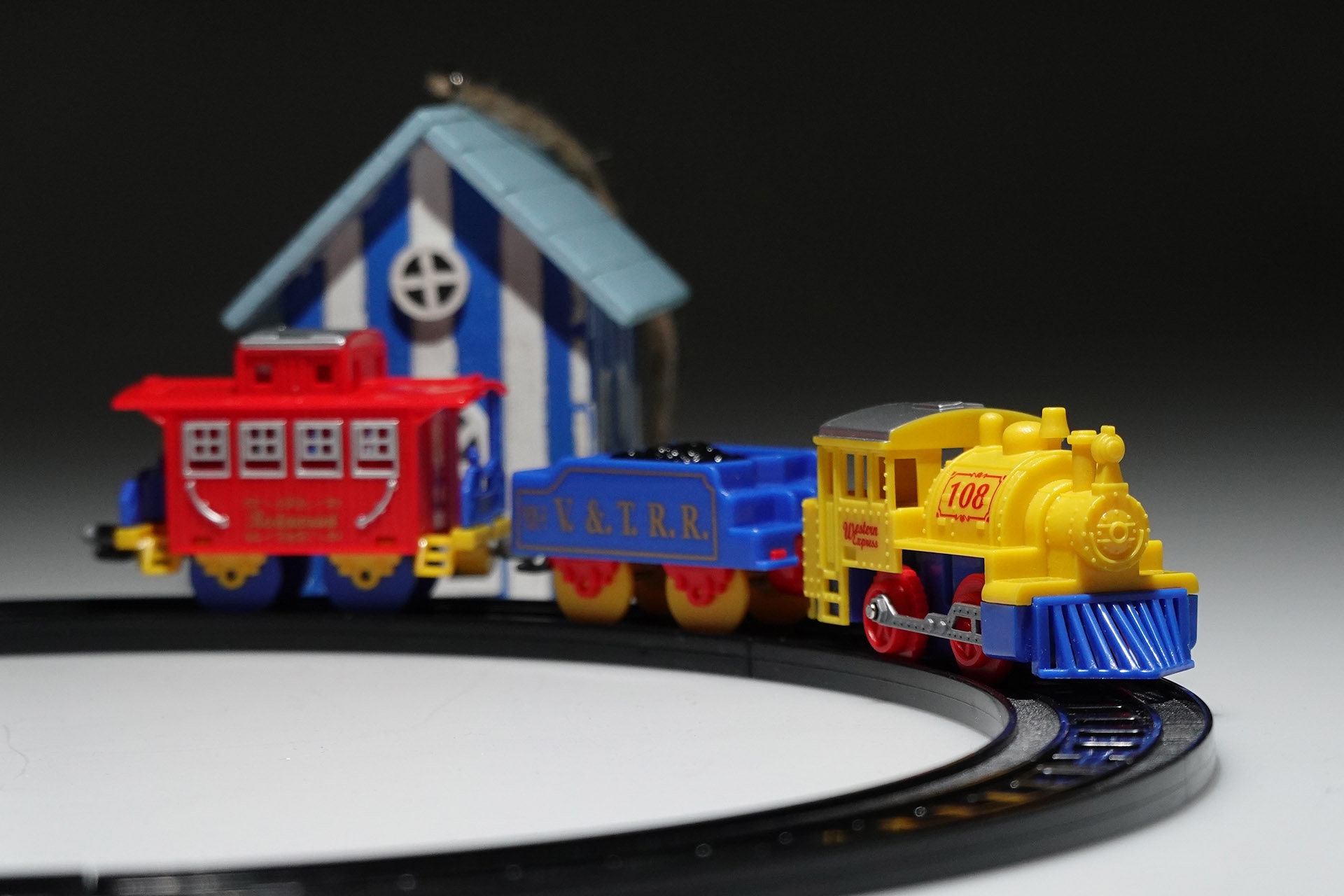 Modellbahn, mit Vordergrund- und Hintergrund-Unschärfe. Brennweite 98 mm, f/4, 1/100 Sek., ISO 640.
