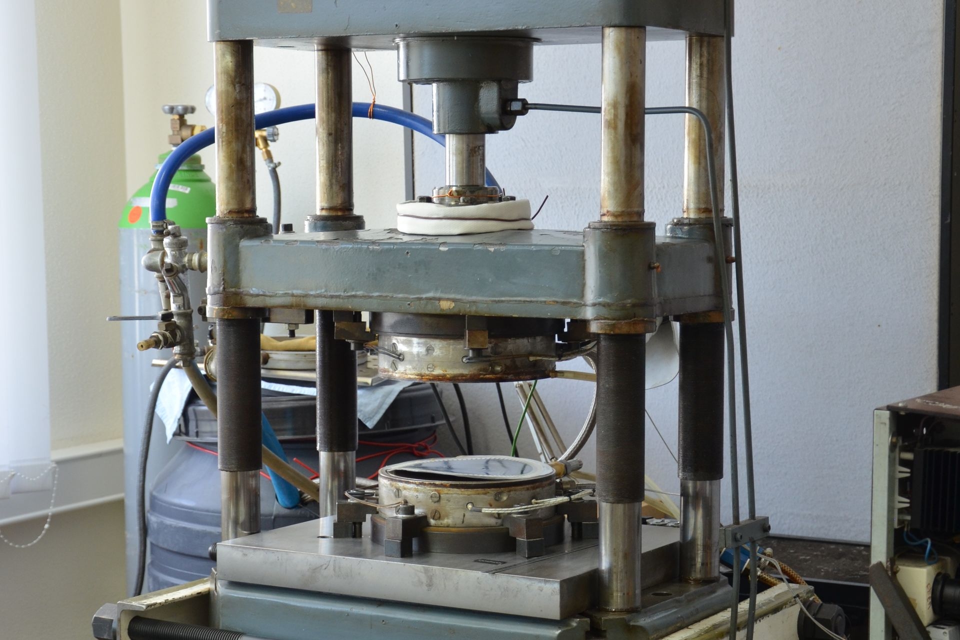 Pressvorrichtung für die Pressung der Membrane