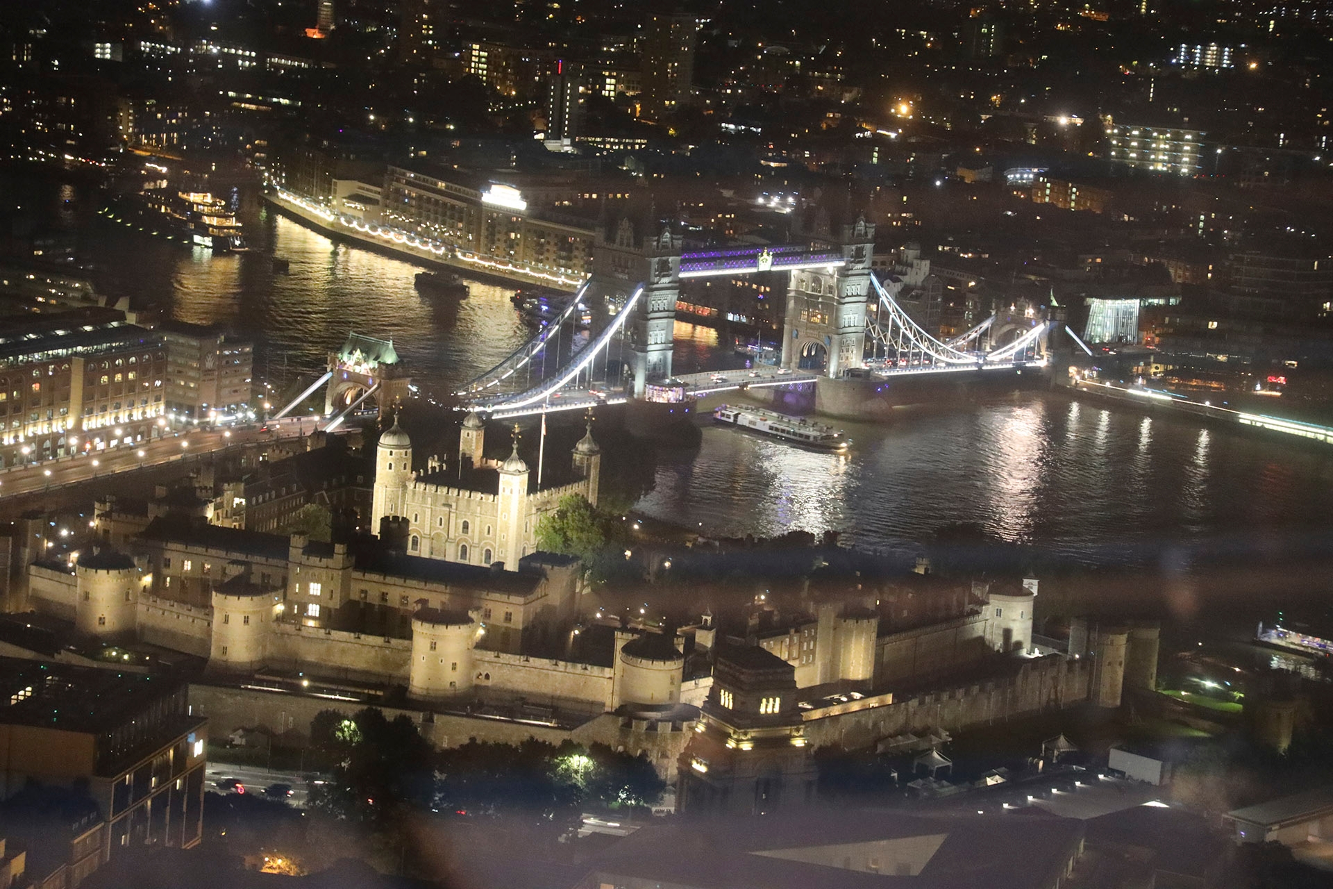 Bild 9: Tower Bridge by Night, Brennweite 101 mm, f/4.0, 1/6 Sek, ISO 12'800, Mittenbetont, RF Zoom-Objektiv 24-105 mm f/4 L IS USM 