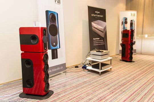 Kii Audio Swiss präsentiert das neue Aktivlautsprechersystem Kii Three BXT erstmals an der High End Swiss in Regensdorf. Im Unterschied zur High End München wurde ein System aus der Serienfertigung präsentiert. Die einzigartig kontrollierte Schallausbreitung der Kii Audio verhindert Raumresonanzen im Bassbereich.