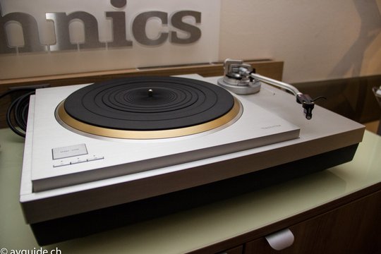 ... den brandneuen Technics-Plattenspieler SL-1000R, mit dem Technics sich neben dem legendären SP-10 ebenfalls an ein sehr anspruchsvolles Publikum wendet.