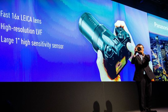 Yosuke Matsunaga, Panasonics Managing Director für Appliances in Europa, präsentiert die neue Bridge-Kamera Lumix FZ1000 II mit 1-Zoll-Sensor und 20 Megapixeln.