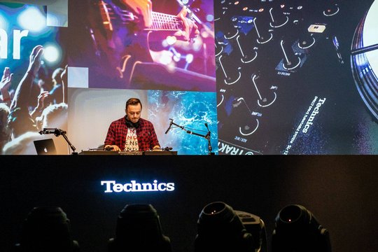 Die erfrischende DJ-Performance mit dem Original-Werkzeug von Technics in einer verbesserten Version dem SL-1210MK7.