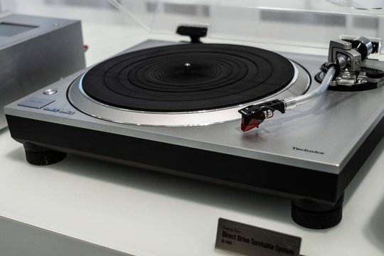 Der SL-1500C ist der neue Premium-HiFi-Plattenspieler mit hoher Bedienungsfreundlichkeit. Er verfügt über einen automatischen Tonarmlift (Endabschaltung) und einen integrierten Phono-Vorverstärker.