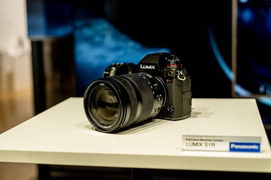 Unglaublich realistische Detailtreue mit dem 47.3-MP-Vollformatsensor der Lumix S1R. Die Kamera liegt trotz ihrer Grösse mit Objektiv so gut in der Hand, als wäre sie ein Teil davon.