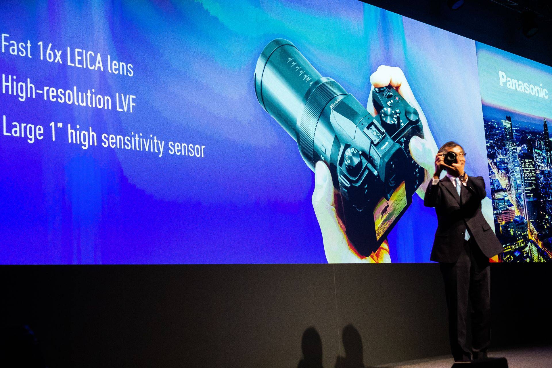 Yosuke Matsunaga, Panasonics Managing Director für Appliances in Europa, präsentiert die neue Bridge-Kamera Lumix FZ1000 II mit 1-Zoll-Sensor und 20 Megapixeln.