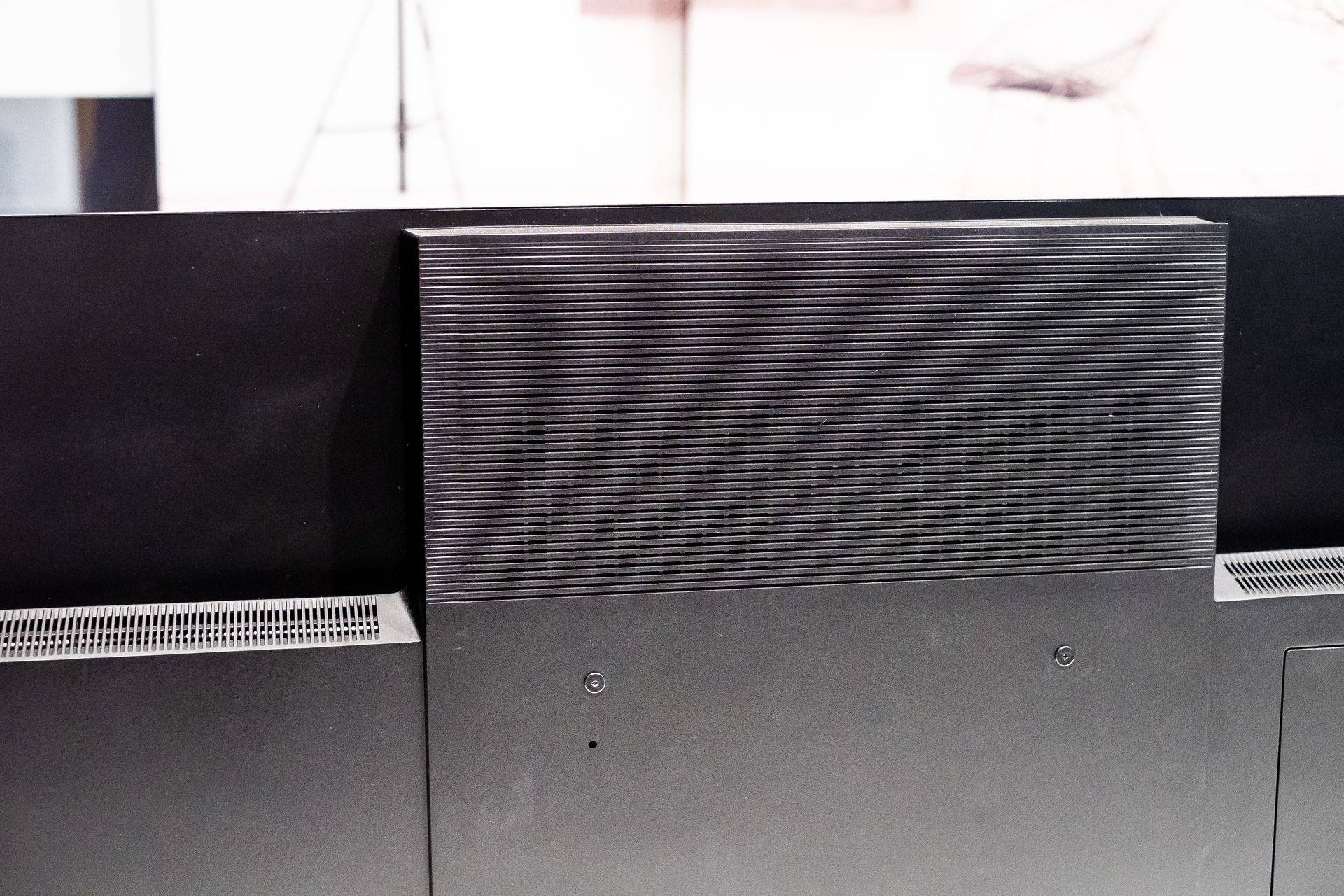 Das Soundsystem nimmt etwas Raum ein. Das dürfte aber kaum von Belang sein. Die TV-Geräte sind in der Regel genügend weit von der dahinterliegenden Wand entfernt.