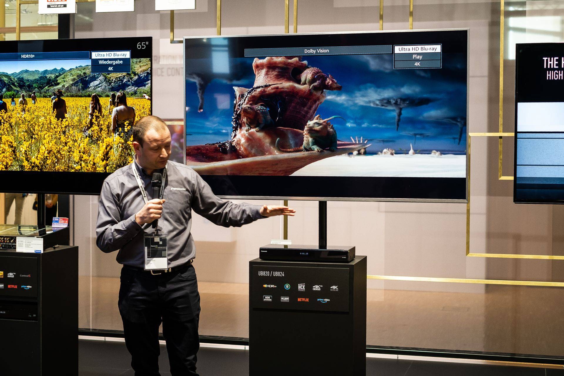 Nach dem angekündigten Rückzug von Samsung bei Blu-ray-Playern kann Panasonic wohl auftrumpfen. Allen Unkenrufen zum Trotz läuft das Geschäft, und Panasonic präsentiert mit dem UB 820 ein neues, bezahlbares Topmodell.