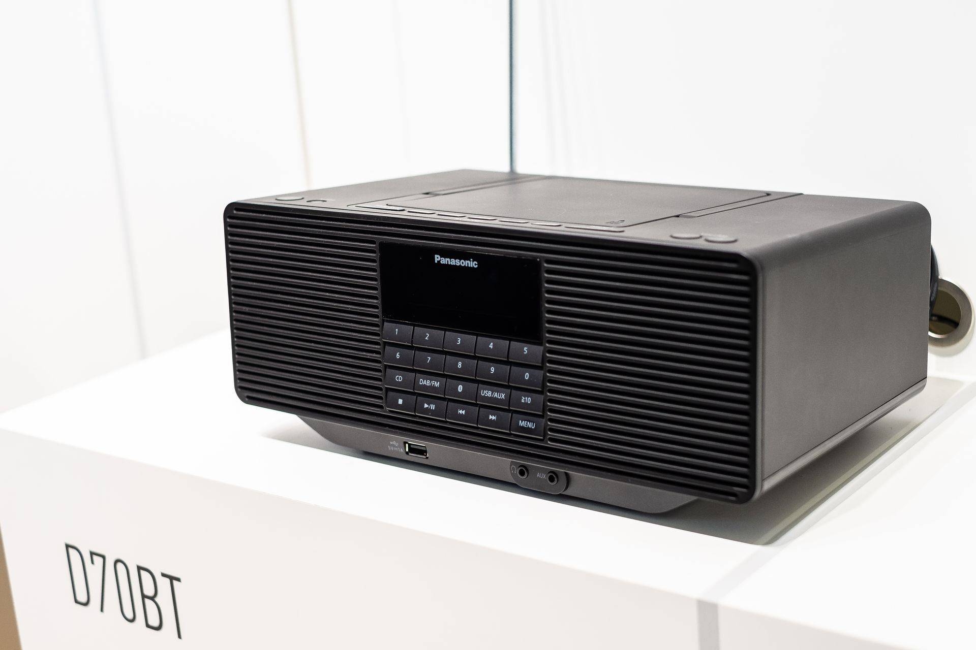 Mit dem RX D70BT baut Panasonic sein Portfolio an Audiogeräten für den DAB+-Empfang weiter aus. Die kompakte Neuerscheinung ist dabei weitaus mehr als ein zukunftssicheres Digitalradio.