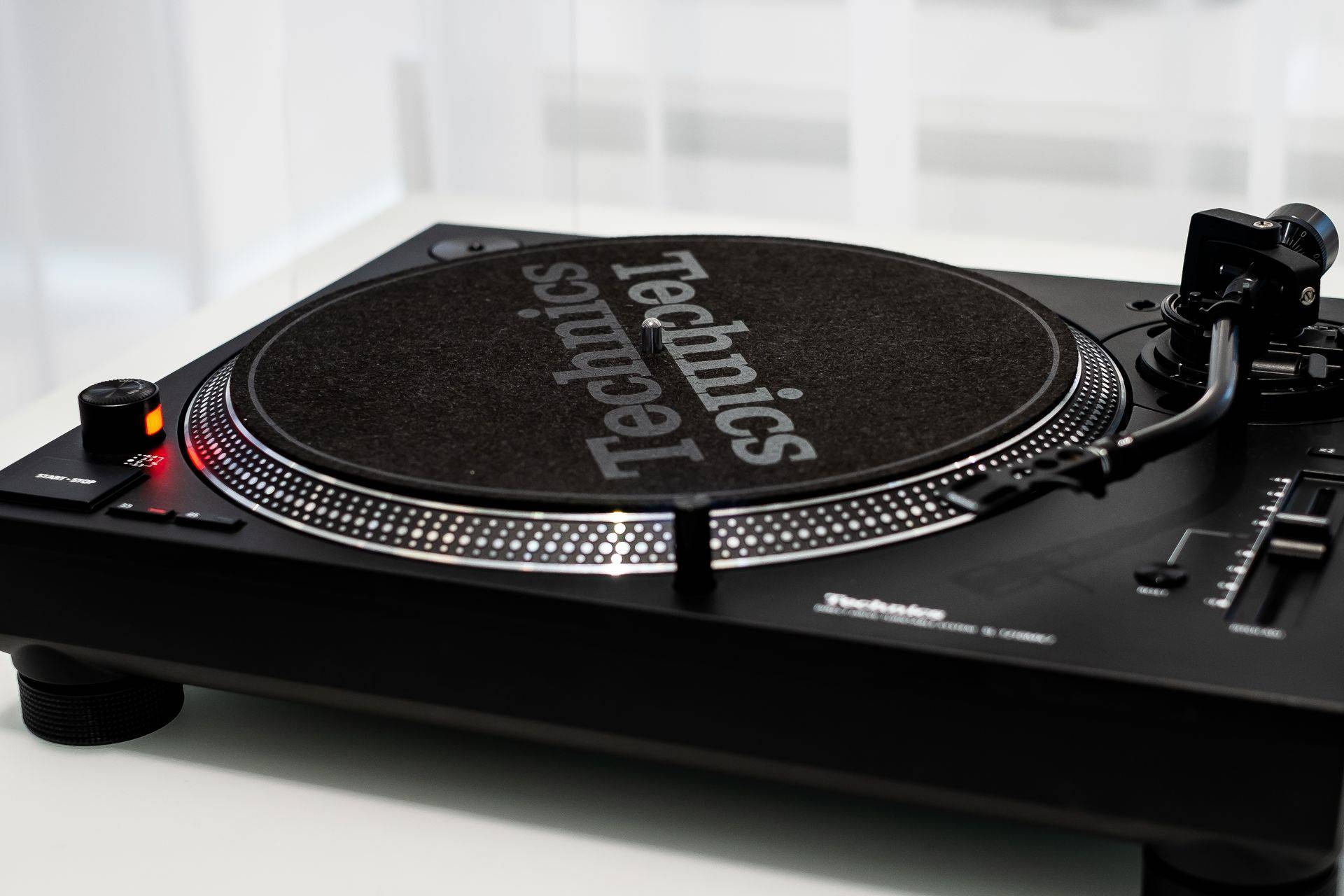 Der SL-1210MK7 fügt sich perfekt in die harschen Arbeitsbedingungen der DJs ein. Er kann auch rückwärts spielen, hat eine verbesserte Beleuchtung der Position des Tonabnehmers, ein höheres Drehmoment und eine verbesserte Dämpfung. Er dürfte auch jüngeren Vinyl-Aficionados zu Hause gefallen.