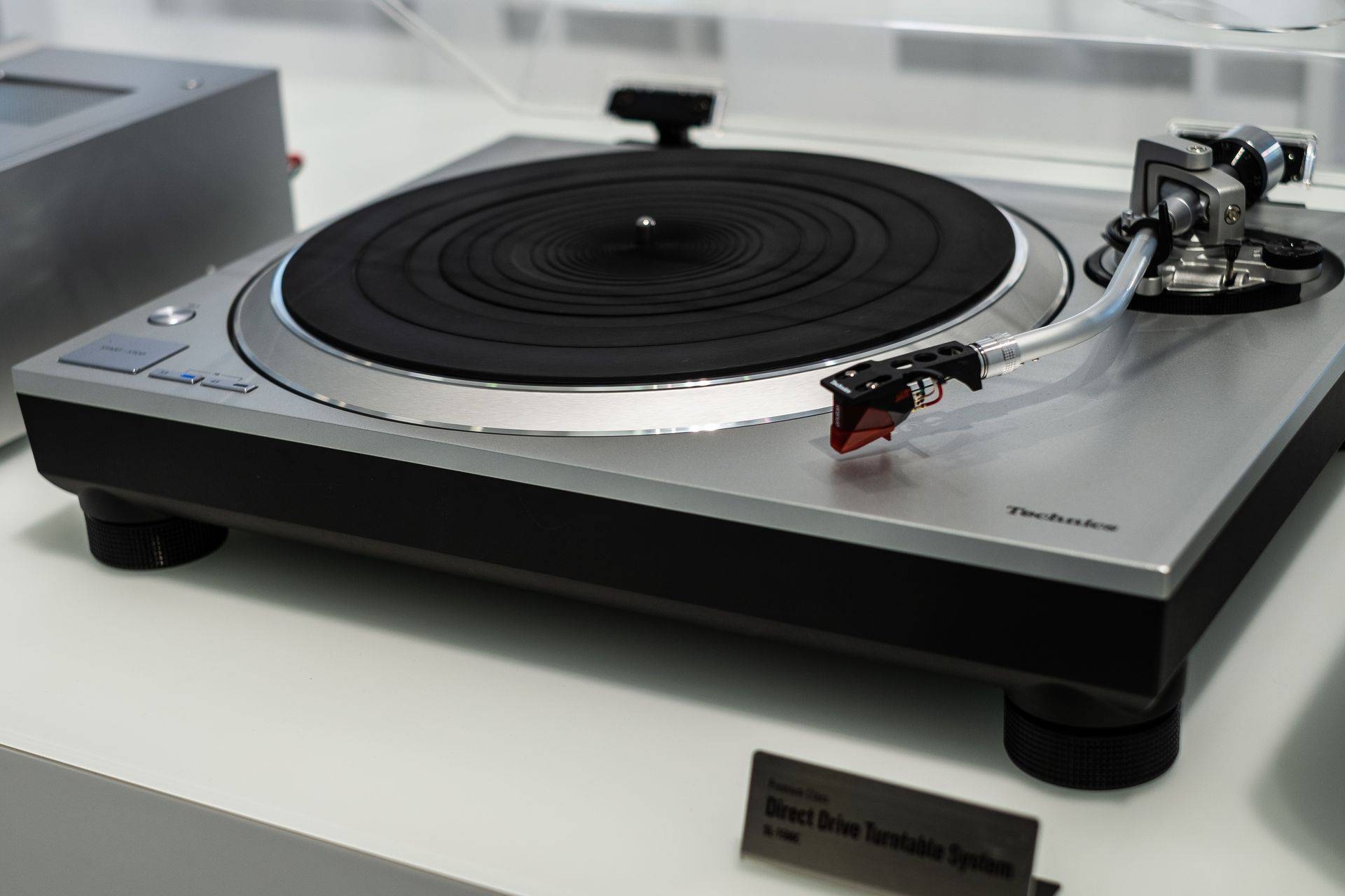 Der SL-1500C ist der neue Premium-HiFi-Plattenspieler mit hoher Bedienungsfreundlichkeit. Er verfügt über einen automatischen Tonarmlift (Endabschaltung) und einen integrierten Phono-Vorverstärker.