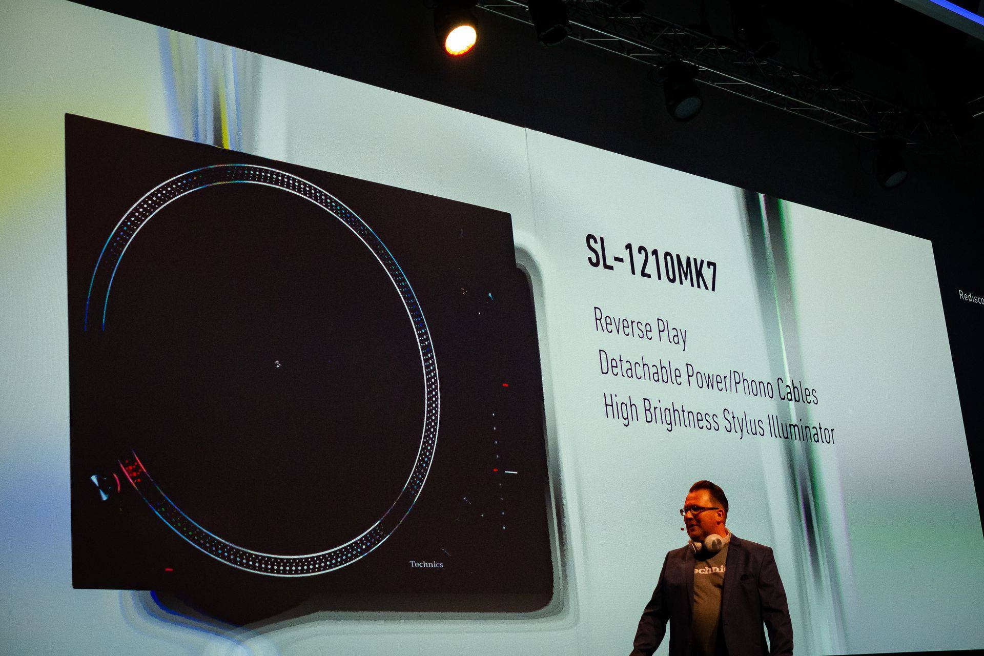 Der SL-1210MK7 fügt sich perfekt in die harschen Arbeitsbedingungen der DJs ein. Er kann auch rückwärts spielen, hat eine verbesserte Beleuchtung der Position des Tonabnehmers, ein höheres Drehmoment und eine verbesserte Dämpfung. Er dürfte auch jüngeren Vinyl-Aficionados zu Hause gefallen.