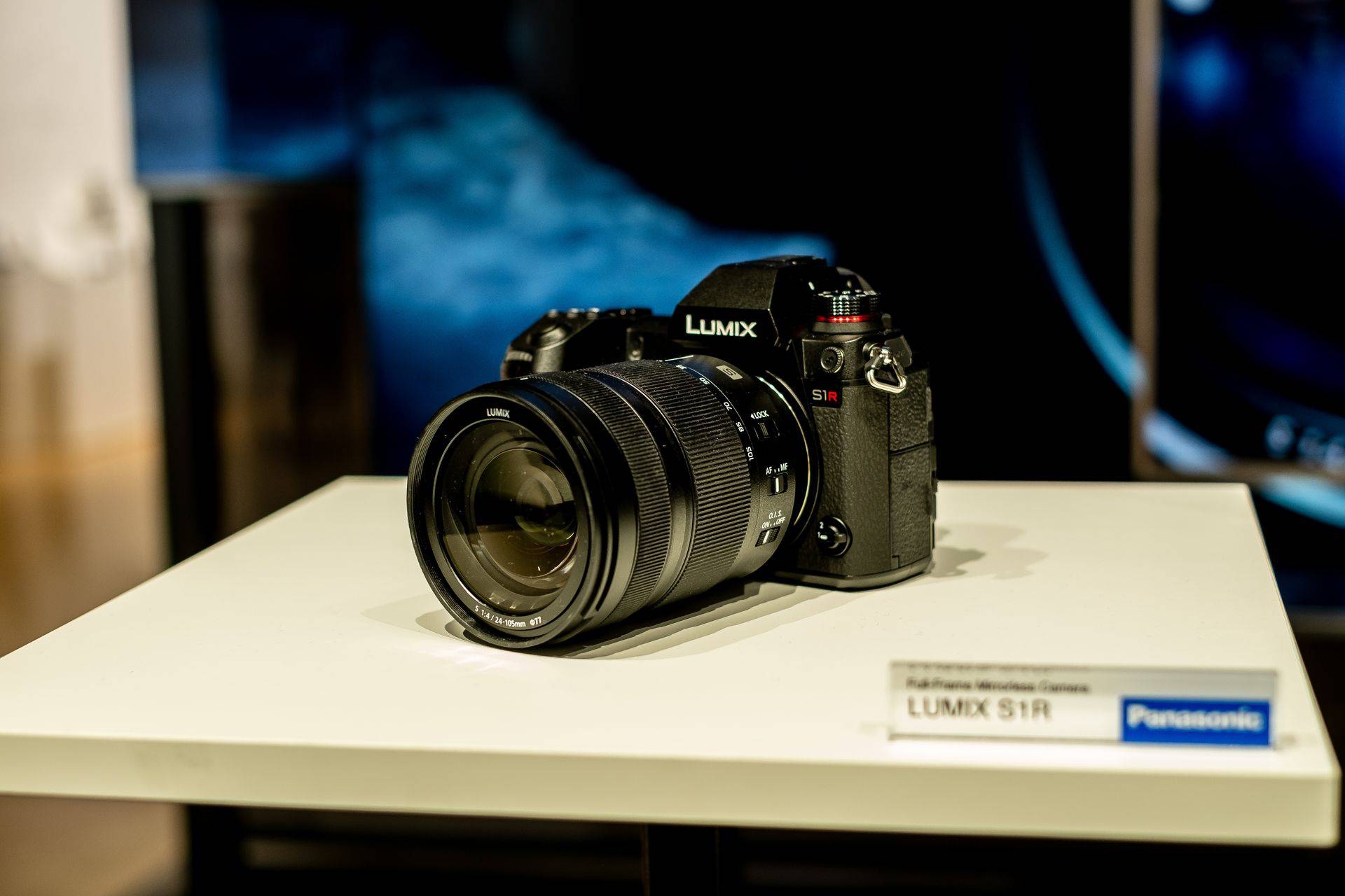 Unglaublich realistische Detailtreue mit dem 47.3-MP-Vollformatsensor der Lumix S1R. Die Kamera liegt trotz ihrer Grösse mit Objektiv so gut in der Hand, als wäre sie ein Teil davon.