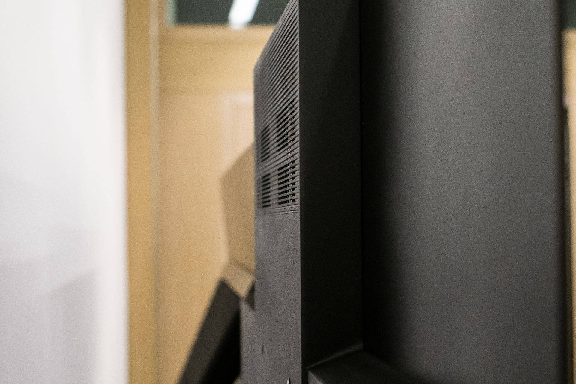 So sieht das dann auf der Rückseite des GZC2004 4K UHD OLED von Panasonic aus: Dolby Atmos 3.0.2 braucht zwei Speaker, die gegen oben an die Raumdecke strahlen. Die Demonstration war echt beeindruckend.