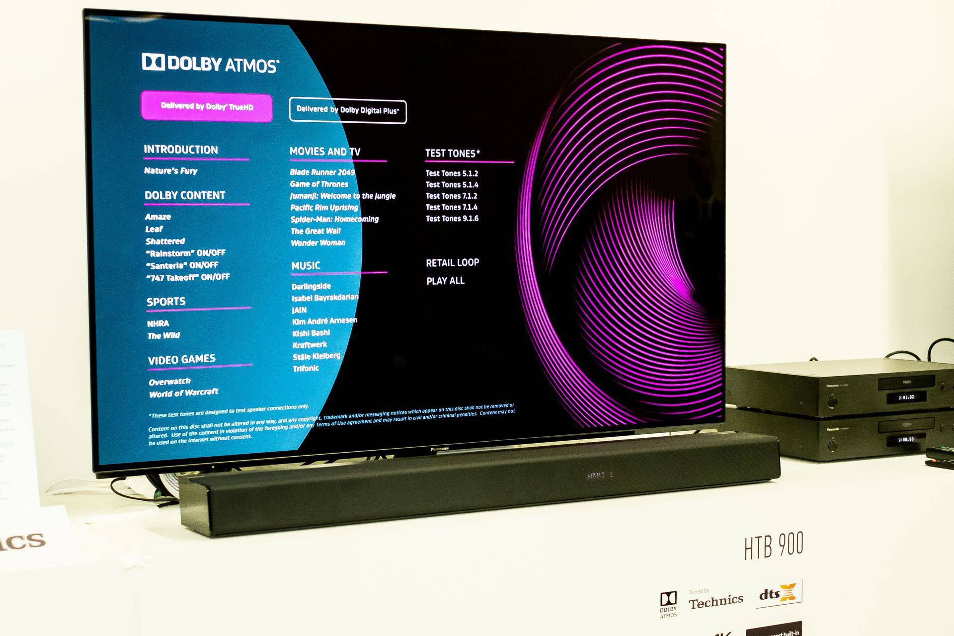 Das neue Soundbar-System SC-HTB900 ist in Design und Leistung auf TV-Geräte ab 50 Zoll abgestimmt – allen voran die neue OLED-Generation von Panasonic. Unauffälliges Design und beeindruckender Sound.