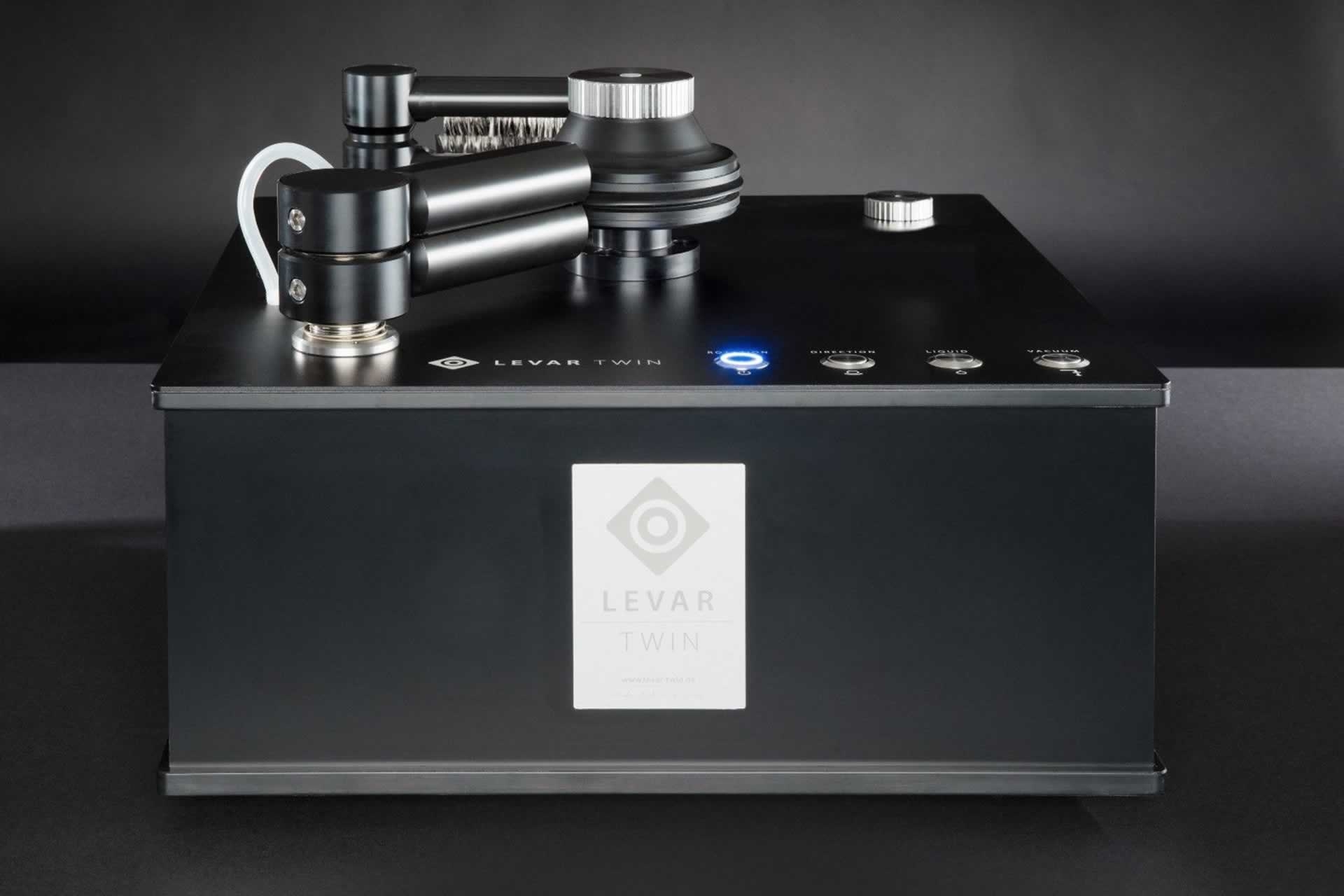 Levar Twin ist eine komfortable Bürstenmaschine. Überlegene Mikrofaserbürsten gehen konsequent hinab bis in den Rillengrund und lösen den Schmutz sanft und gleichzeitig auf beiden Seiten. Die Schallplatten sind im Nu gereinigt und trocken. Bei MHW Audio.