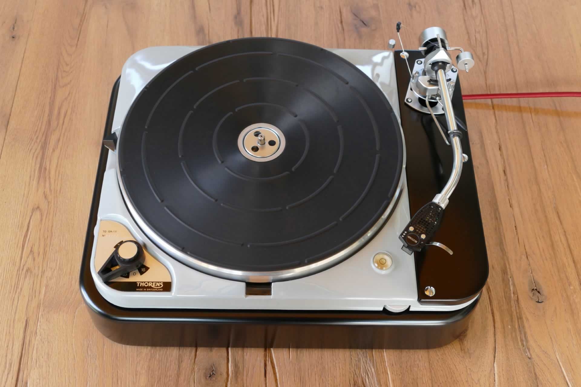 Riverside Audio ist ein zuverlässiger Partner für klassische Thorens-TD-Plattenspieler mit Schwerpunkt Thorens TD124. Mit professionellen Revisionen, Reparaturen und Klangtuning werden gebrauchte Thorens wieder in Hochform gebracht. Joachim Bung, der Autor des Buches «Schweizer Präzision» über die Geschichte der Thorens Plattenspieler wird bei Riverside Audio seine neue und stark überarbeitete Ausgabe vorstellen.