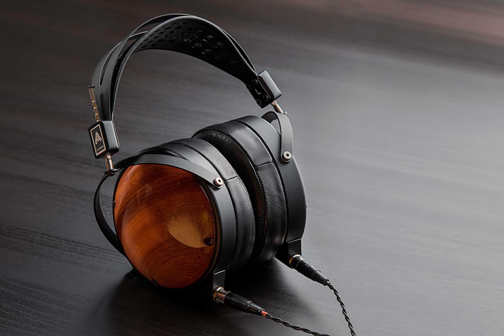 Audeze begann vor gut zehn Jahren in Kalifornien damit, Spitzenkopfhörer nach dem magnetostatischen Prinzip zu bauen. Die kultigen Kopfhörer gehörten im Nu zur Weltspitze und werden sowohl von Privaten als auch von Studios geschätzt.
