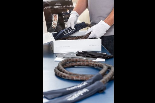 Die teuren Air-Kabel werden allesamt von Hand verpackt.