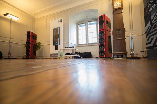 Kii Audio Swiss führte die DSP-gesteuerten Vollbereichs-Aktivlautsprecher Kii Three und Kii Three BXT vor. Diese gaben auch Musik ab Schallplatte beeindruckend rhythmisch und konturiert wieder.