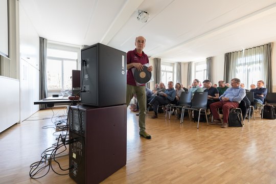 Thomas Breitinger führte in seinem Vortrag über gute Live-Aufnahmen sehr viele anschauliche Musikbeispiele vor.