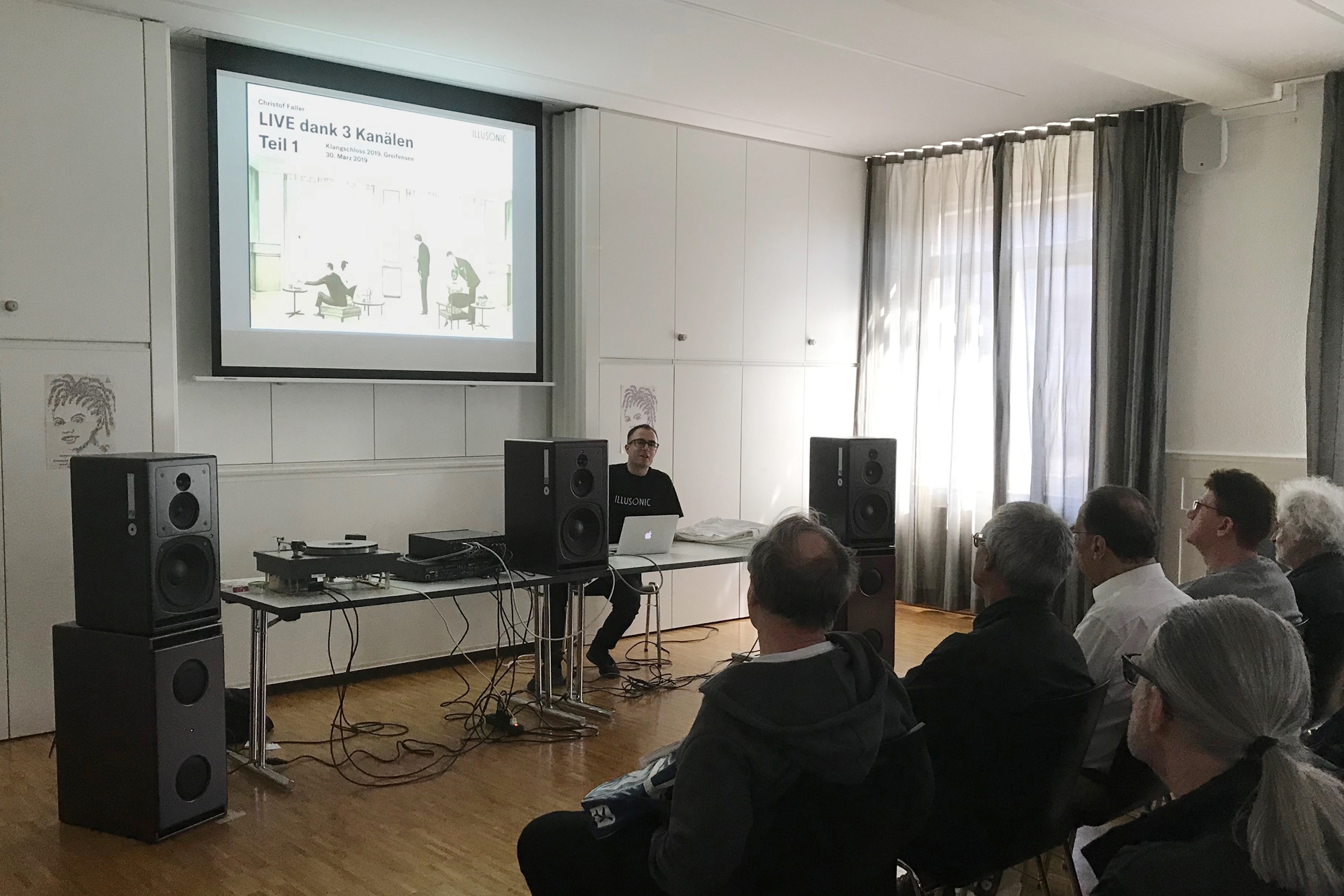 Christof Faller machte in seinem Vortrag in Theorie und Praxis deutlich, wie man die herkömmliche Stereowiedergabe unter Einsatz fortschrttlichen digitalen Klangprocessings um Dimensionen (räumliche Tiefe, Mittenabbildung) erweitern kann. Zur anschaulichen Vorführung kamen Profi-Aktivmonitore von PSI Audio sowie der Illusonic IAP-Prozessor zum Einsatz.