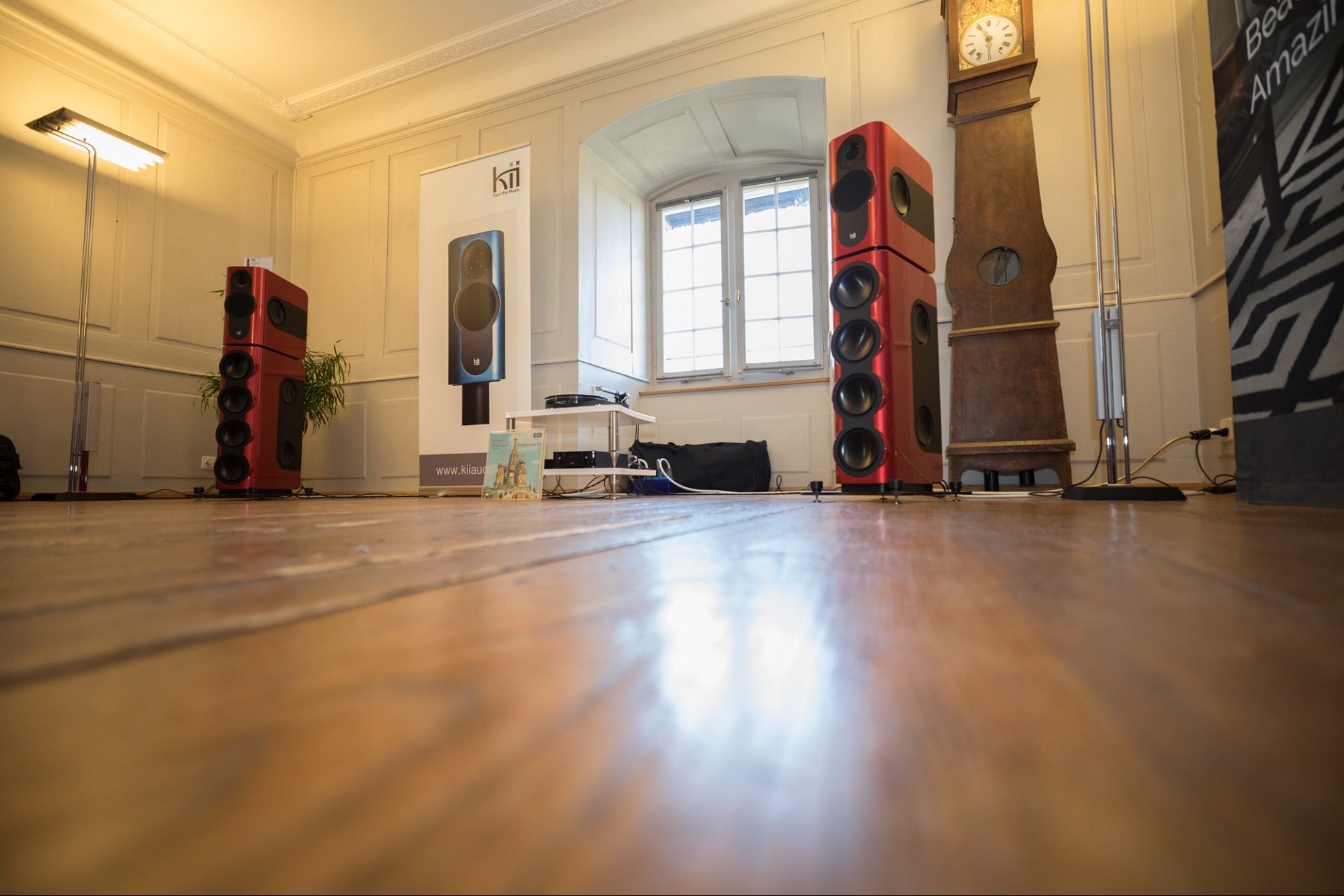 Kii Audio Swiss führte die DSP-gesteuerten Vollbereichs-Aktivlautsprecher Kii Three und Kii Three BXT vor. Diese gaben auch Musik ab Schallplatte beeindruckend rhythmisch und konturiert wieder.