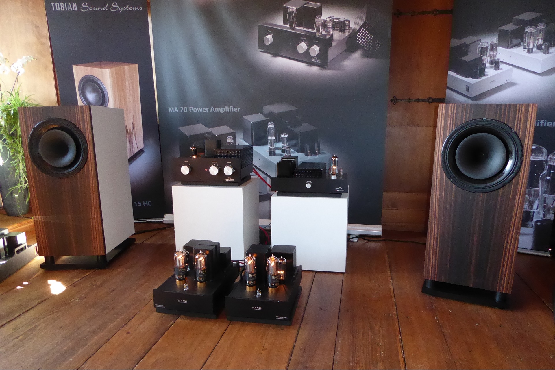 Tobian Sound Systems führte den Standmonitor 15HC mit 38-cm-Koaxialtreiber im Zusammenspiel mit den neuen Röhrenmonoblöcken vor.