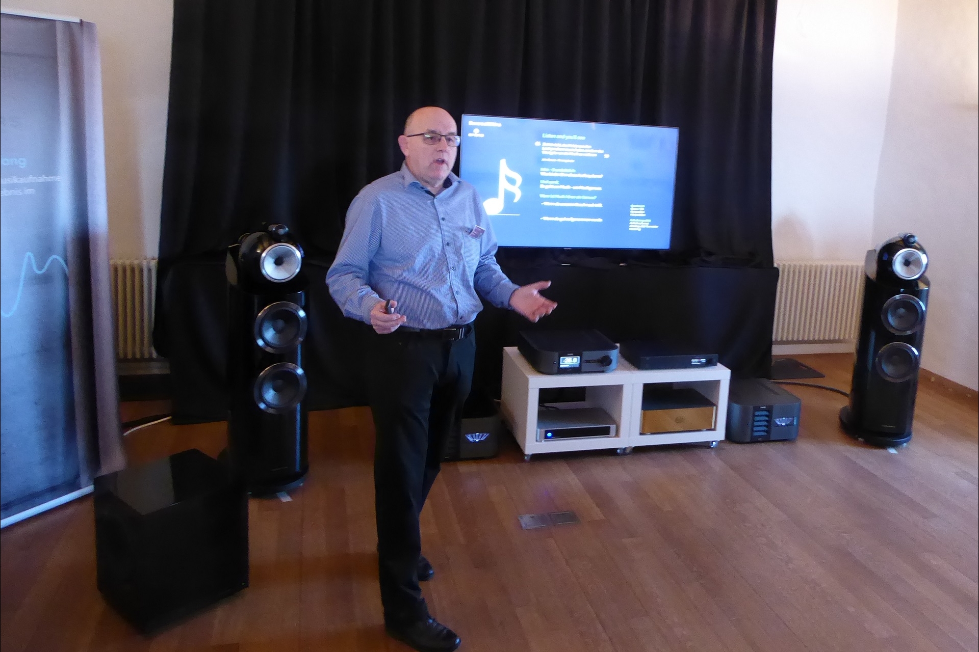 Fritz Fabig von B&W Group (Schweiz) referierte zu den Themen «Folgen der Dynamikkompression bei der Musikwiedergabe» sowie «Akustisch korrekte Aufstellung von Lautsprechern im Hörraum».