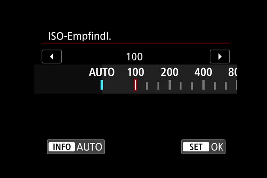 Über Einstellräder, Knöpfe, Cursortasten oder durch Darüberwischen: Wie hier die ISO-Empfindlichkeit können alle Werte auf verschiedene Weise verändert werden.