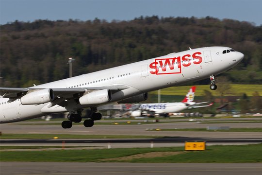 Startendes Flugzeug 2: Gleichbleibende Richtung und Mitziehen der Kamera, das AF-Feld (rotes Rechteck) passt sich der Motivgrösse an und bleibt dran.