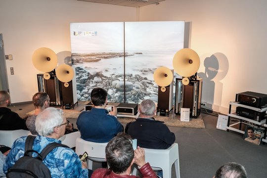 Avantgarde führte die teilaktiven 2-Wege-Hornsysteme Uno Fino und Duo Messo mit zusätzlichem Digital-Subwoofer vor. Bei der grossen Duo ist sogar der Bassbereich als Horn ausgelegt. Es ist mit 2 x 12-Zoll-Basstreiber und 1000-Watt-Endstufe ausgestattet. Die sphärisch gestalteten Mitteltonhörner verfügen über eine ausgezeichnete Klangentfaltung.