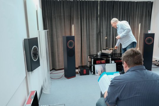 Der deutsche Studio-Hersteller SPL führte u.a. mit dem neuen Referenz-Vorverstärker SPL Director Mk 2 vor. Er hat einen 32 Bit-/768 kHz-DAC eingebaut, der auch alle möglichen DSD-Datenraten unterstützt Die übrige Ausstattung lässt mit sechs analogen Stereo-Eingängen, Tape Monitor und zwei VU-Metern keine Wünsche übrig. Der Preis liegt bei 3.499 Euro.