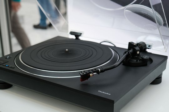 Klassisches HiFi zum vernünftigen Preis offeriert der Technics SL-1500C: Der Direktantrieb-Plattenspieler ist mit guter Ortofon-Einsteiger-Tonzelle und automatischer Endabschaltung ausgestattet. Er kommt jetzt für CHF 1190 auf den Markt. Technics feiert fünf Jahre Markt-Wiedereinführung…