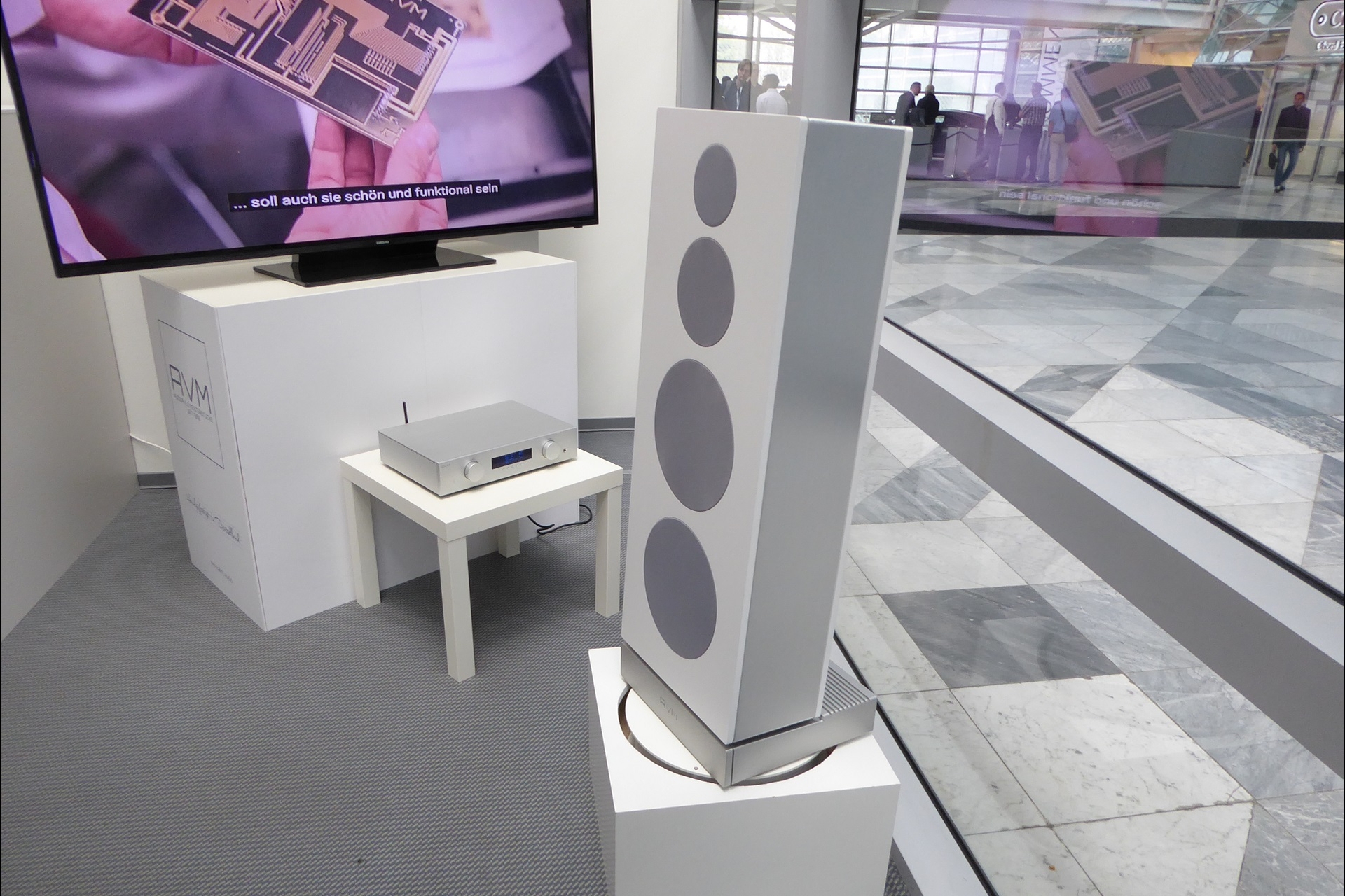 AVM führte den brandneuen Aktiv-Monitor AM 6.3 mit Wireless-Option vor. Der 3,5-Wege-Lautsprecher gefällt mit apartem Design und sehr wenig Bautiefe. Er ist mit leistungsfähigen Class-D-Verstärkern und ausgefeiltem DSP bestückt und soll im Herbst für voraussichtlich 15‘000 Euro auf den Markt kommen.