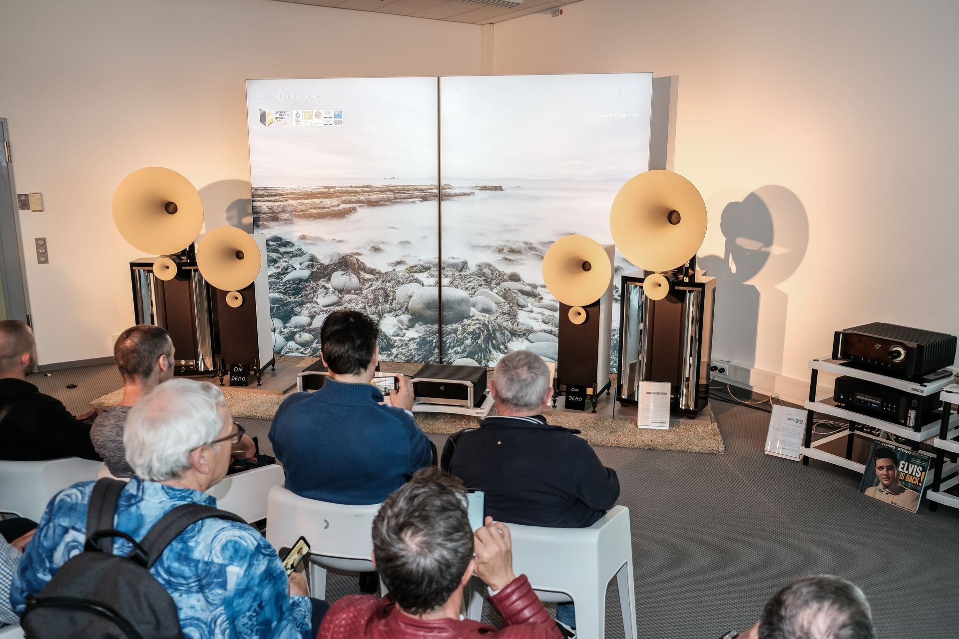 Avantgarde führte die teilaktiven 2-Wege-Hornsysteme Uno Fino und Duo Messo mit zusätzlichem Digital-Subwoofer vor. Bei der grossen Duo ist sogar der Bassbereich als Horn ausgelegt. Es ist mit 2 x 12-Zoll-Basstreiber und 1000-Watt-Endstufe ausgestattet. Die sphärisch gestalteten Mitteltonhörner verfügen über eine ausgezeichnete Klangentfaltung.