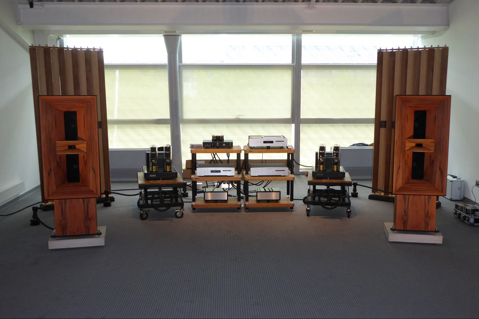 Im Vergleich zur internationalen Konkurrenz kosten die neuen Hornlautsprecher Gran Gioia 1010 von Blumenhofer Acoustics nur einen Bruchteil: 40'000 Euro sind aber auch kein Pappenstiel. Dafür gibt’s anspringenden-vitalen Sound und wunderbare Echtholzfurniere.