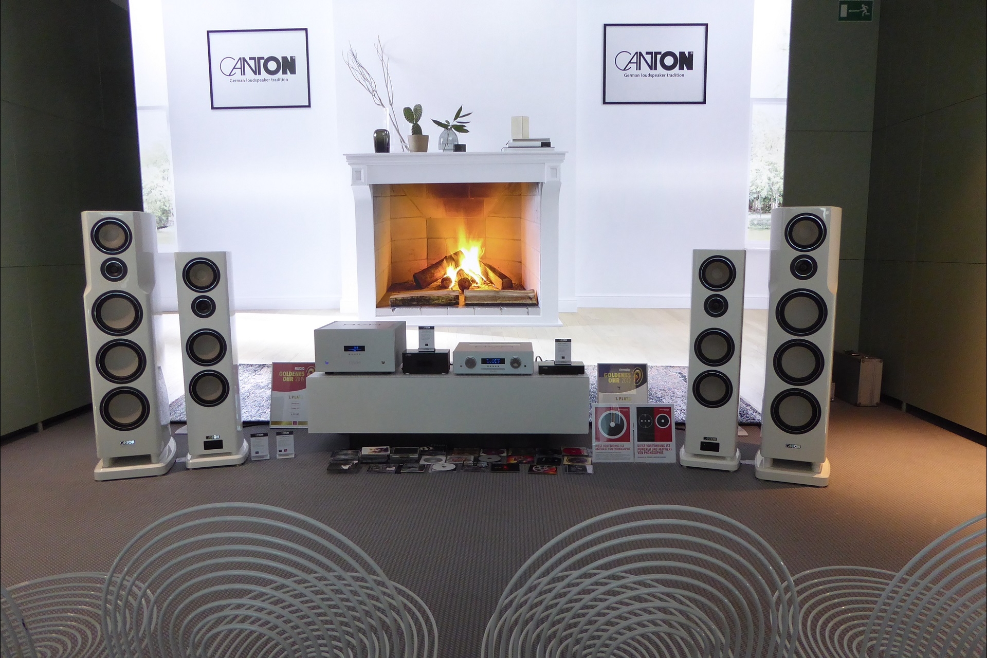 Canton zeigte einige Highlights, so die passive Reference 2K, die zu einem interessanten Preis praktisch die gleiche Qualität wie die grosse 1K anbietet, und die aktive Smart Reference 5K, die im Herbst auf den Markt kommen soll. Auch letztere klang schon absolut vielversprechend. Sie kann mit anderen Smart Aktivboxen kombiniert werden und dekodiert auch Heimkinoton. Dazu passt der neue Smart Connect-Mehrkanal-Vorverstärker.