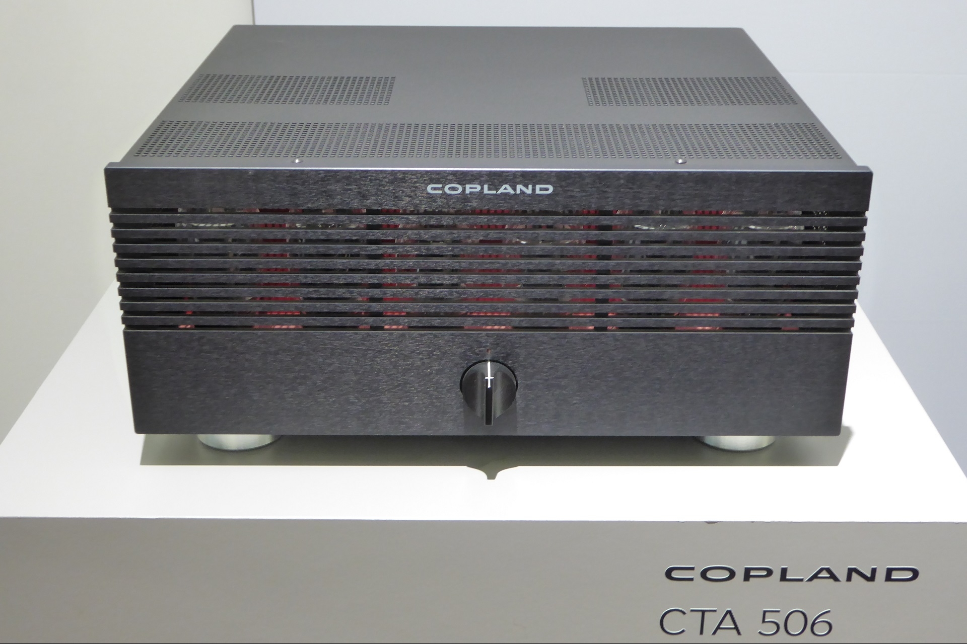 Copland zeigte neben der Röhrenendstufe CTA 506 auch den neuen Vollverstärker CTA 408, ebenfalls mit vier KT 120 Endröhren und einer Ausgangsleistung von bis zu 2 x 90 Watt.