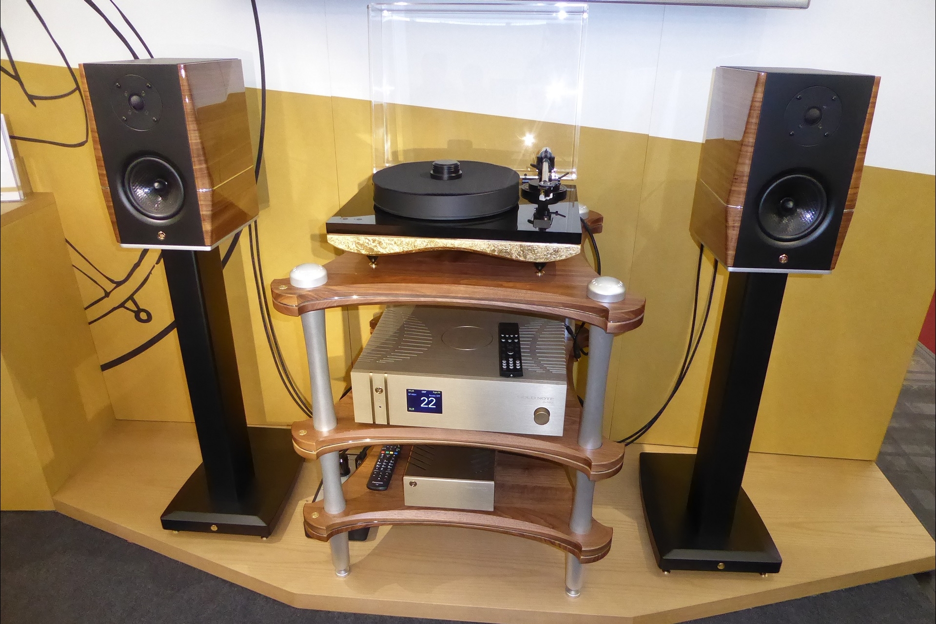 Der italienische Hersteller Goldnote zeigte an HIGH END, was er als Vollsortimenter im Portfolio hat: So den Vollverstärker IS-1000 mit integriertem DAC/Netzwerkspieler, den Plattenspieler Mediterraneo und die Kompaktbox A3 Evo in wunderschönem Walnuss-Finish.
