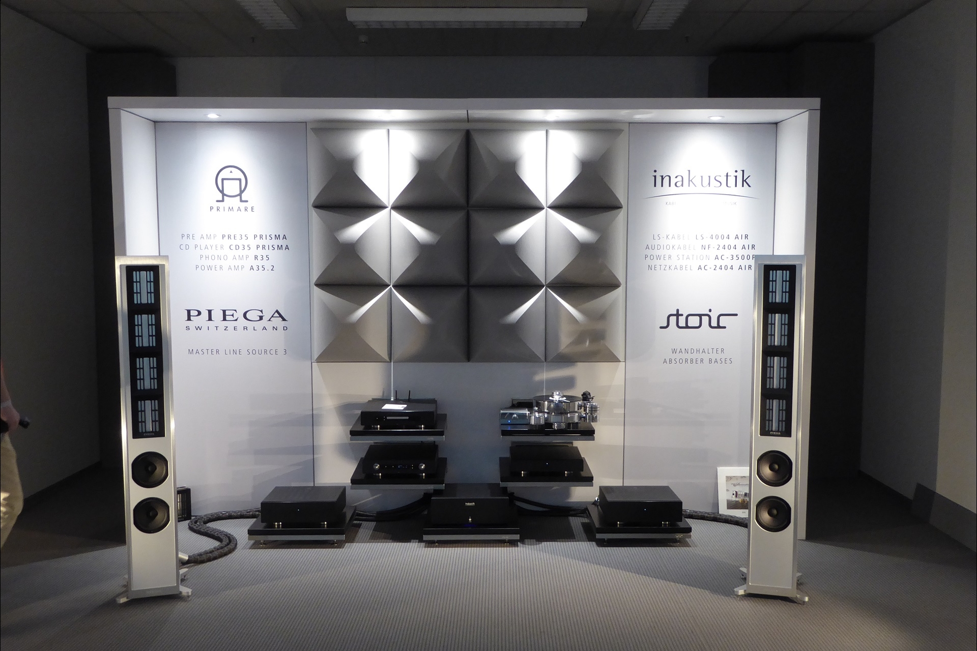 Inakustik, der deutsche Piega-Vertrieb, hatte mit den Master Line Source 3 einen grossen Messe-Auftritt. Angetrieben wurden sie mit Primare-Elektronik, dem Preamp Prisma Pre 35 und den Monoblöcken R 35, natürlich via Inakustik Air-Lautprecherkabel.