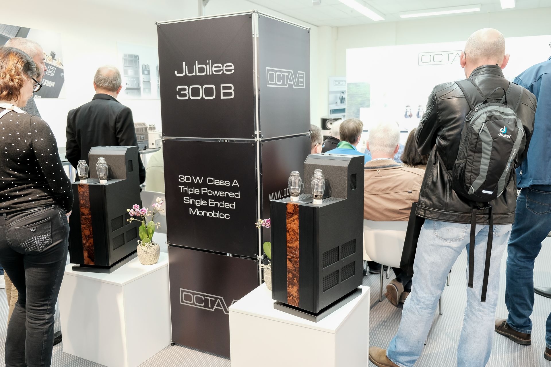 Ocatave zeigte innerhalb der Jubilee Linie auch die 300 B Single Ended Trioden-Röhrenmonoblöcke mit drei 300 B Single Ended Trioden in indirekter Parallelschaltung: Diese werden mit einer geregelten 7-Hz-Heizspannung in Rein-Sinus versorgt und generieren maximal 30 Watt Ausgangsleistung. Damit soll das klangliche Potenzial der 300 B voll ausgeschöpft werden.