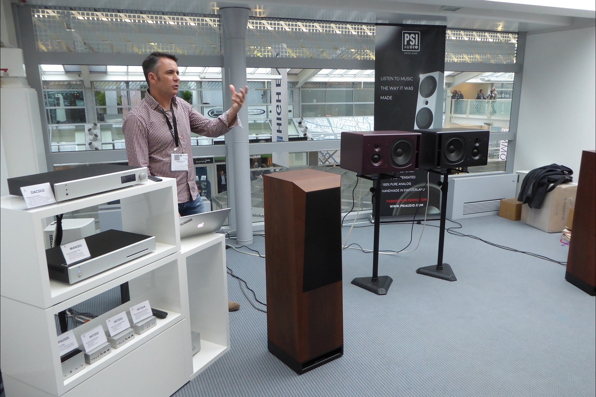 Roger Roschnik von PSI Audio präsentierte den neuen Aktivlautsprecher für Heimanwender, der im Herbst auf den Markt kommen soll und auf der bewährten Technik der professionellen Studiomonitore aufbaut. Vorgeführt wurde mit Swissmade Digitalelektronik von Weiss.