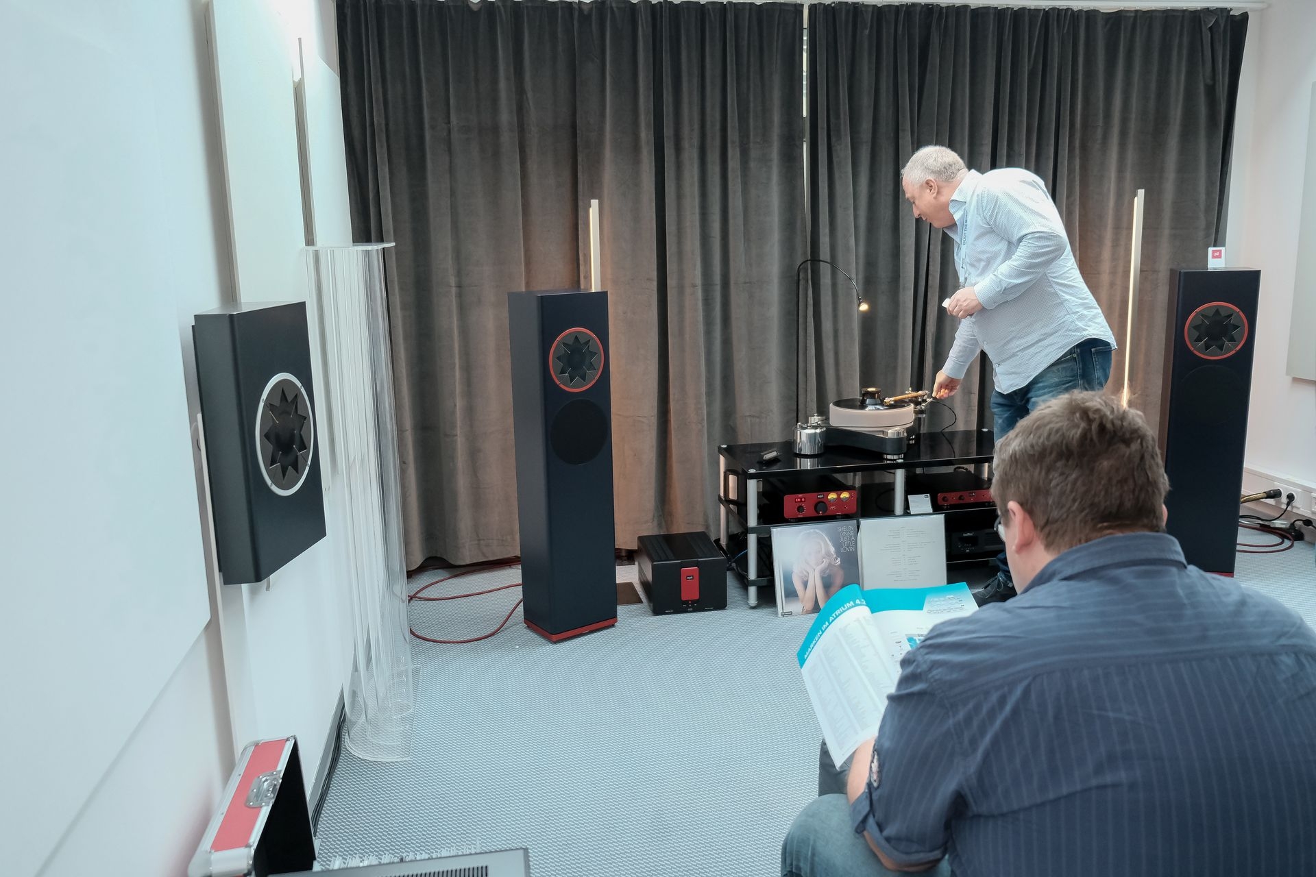 Der deutsche Studio-Hersteller SPL führte u.a. mit dem neuen Referenz-Vorverstärker SPL Director Mk 2 vor. Er hat einen 32 Bit-/768 kHz-DAC eingebaut, der auch alle möglichen DSD-Datenraten unterstützt Die übrige Ausstattung lässt mit sechs analogen Stereo-Eingängen, Tape Monitor und zwei VU-Metern keine Wünsche übrig. Der Preis liegt bei 3.499 Euro.