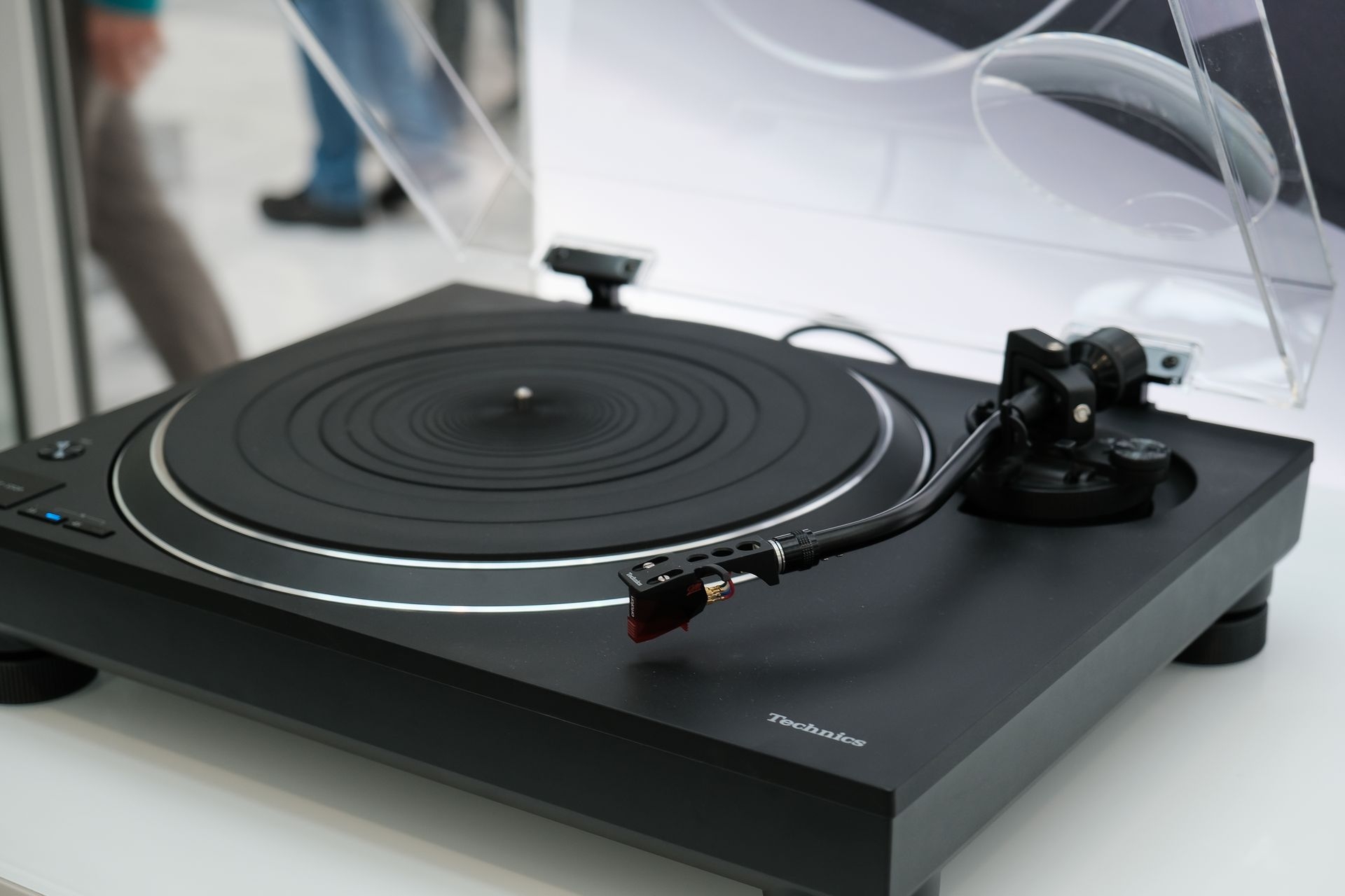 Klassisches HiFi zum vernünftigen Preis offeriert der Technics SL-1500C: Der Direktantrieb-Plattenspieler ist mit guter Ortofon-Einsteiger-Tonzelle und automatischer Endabschaltung ausgestattet. Er kommt jetzt für CHF 1190 auf den Markt. Technics feiert fünf Jahre Markt-Wiedereinführung…