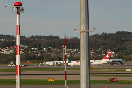 Obj. S 70-200, Brennweite 200mm, f/9.0, 1/320 sec., ISO 400, WB Wolken, Flugzeug scharf.