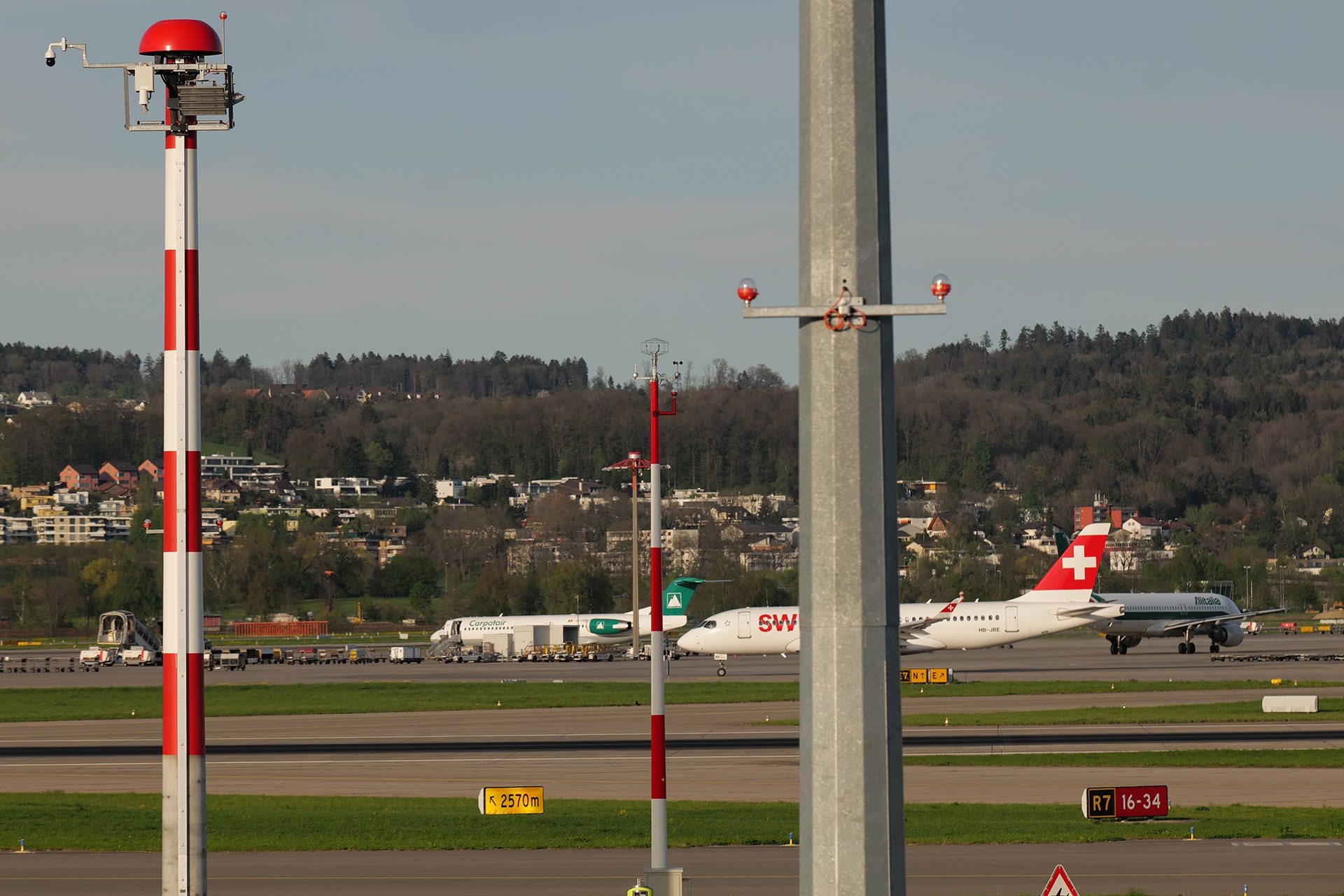 Obj. S 70-200, Brennweite 200mm, f/9.0, 1/320 sec., ISO 400, WB Wolken, Flugzeug scharf.
