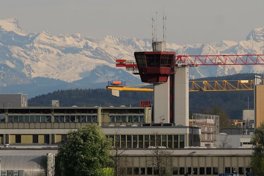 Obj. S 70-200, Brennweite 200mm, f/9.0, 1/400 sec., ISO 200, WB Wolken, Bildausschnitt, durch Telezoom komprimierte Tiefe (Berge im Hintergrund).