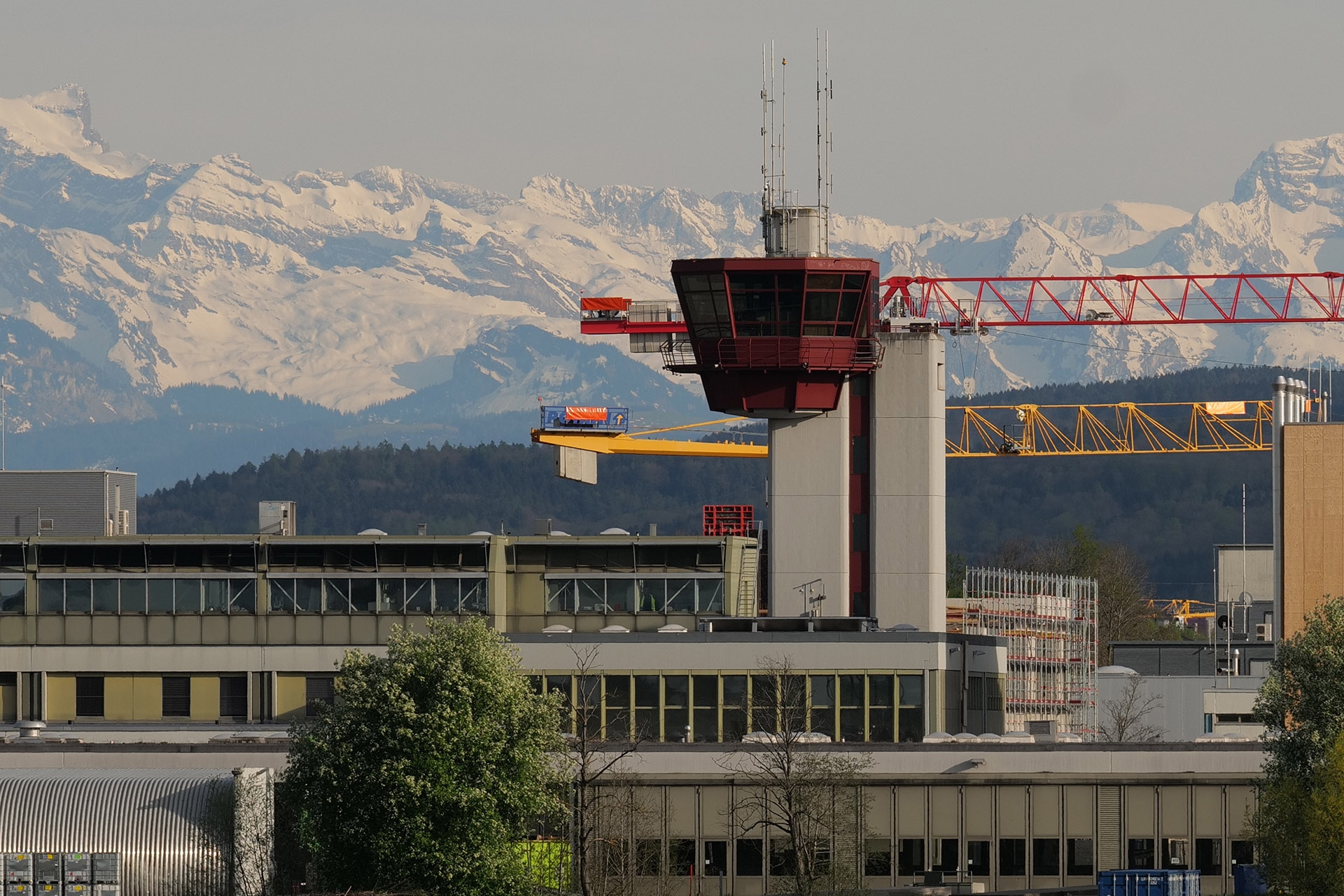 Obj. S 70-200, Brennweite 200mm, f/9.0, 1/400 sec., ISO 200, WB Wolken, Bildausschnitt, durch Telezoom komprimierte Tiefe (Berge im Hintergrund).